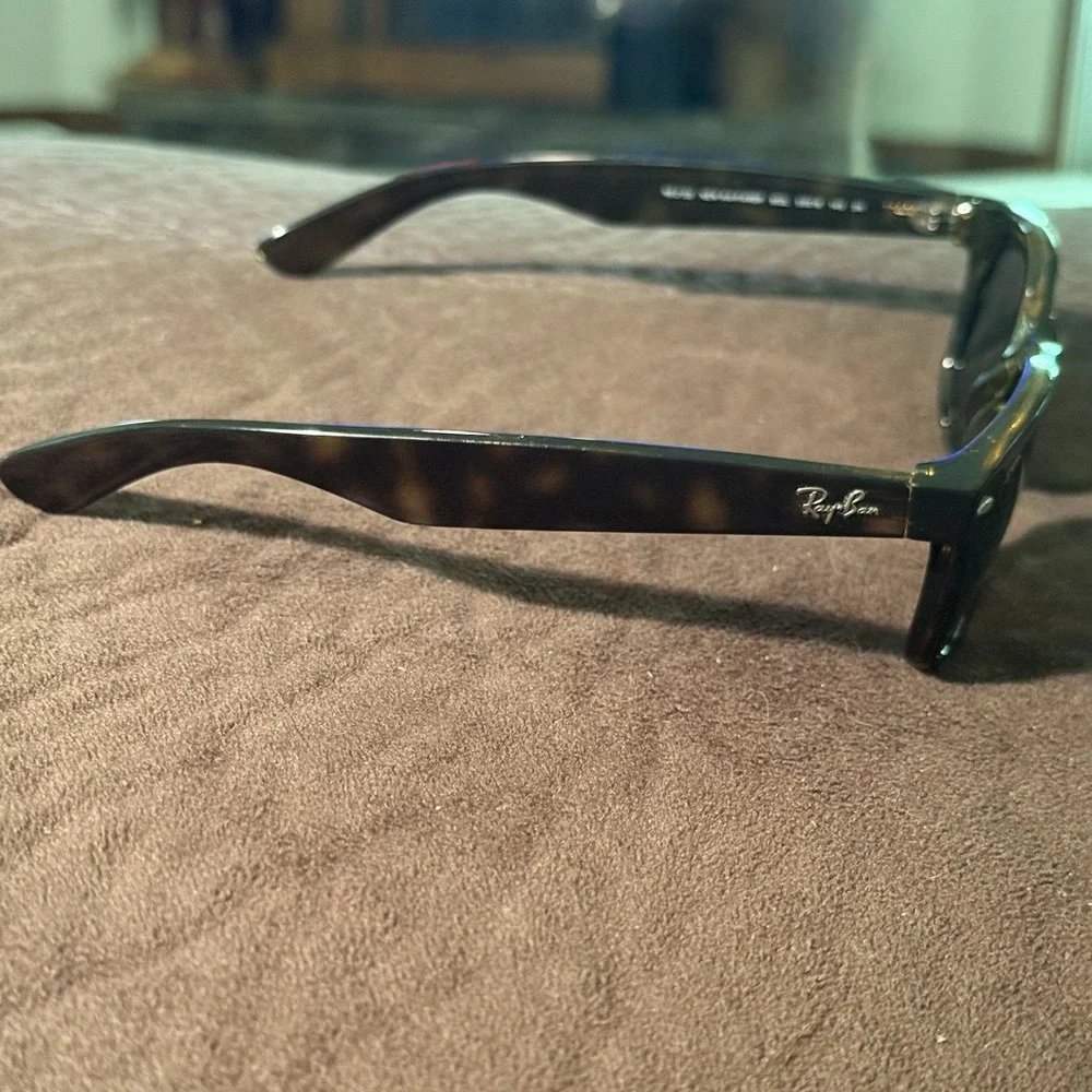 Ray-Ban New Wayfarer Tortoise Green RB2132 Previously Owned Sunglasses